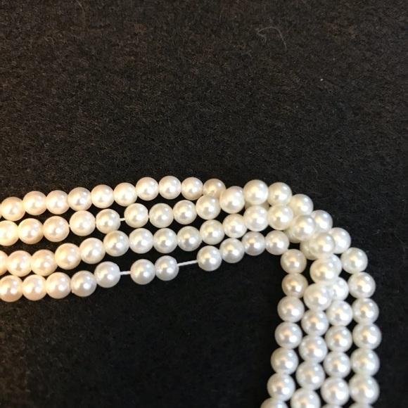 2 strands of faux pearls - Picture 6 of 7